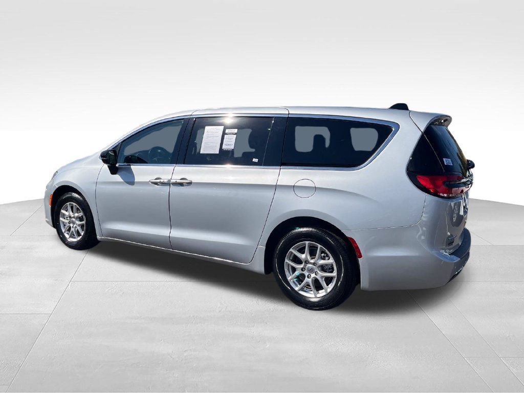 Used 2024 Silver Chrysler Touring L image 3