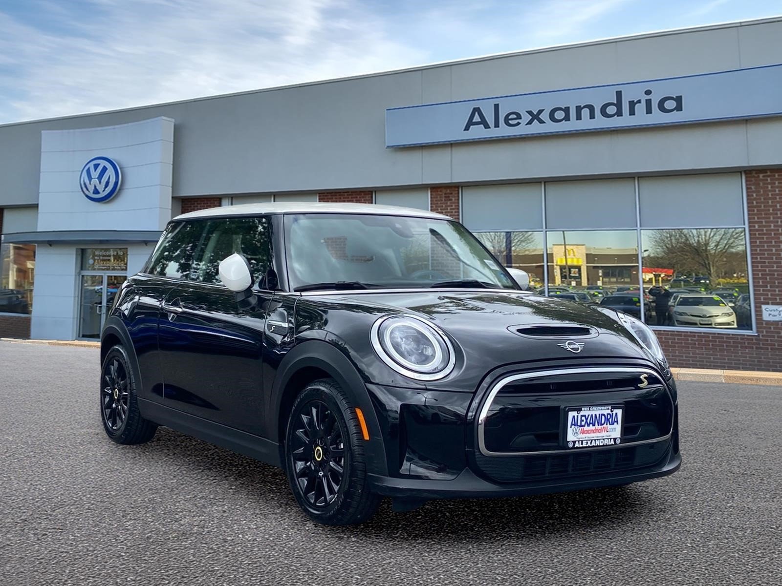 2022 MINI Hardtop Cooper SE's photo