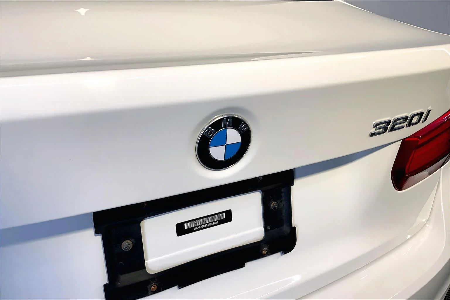 Used 2018 Alpine White BMW 320i xDrive image 33