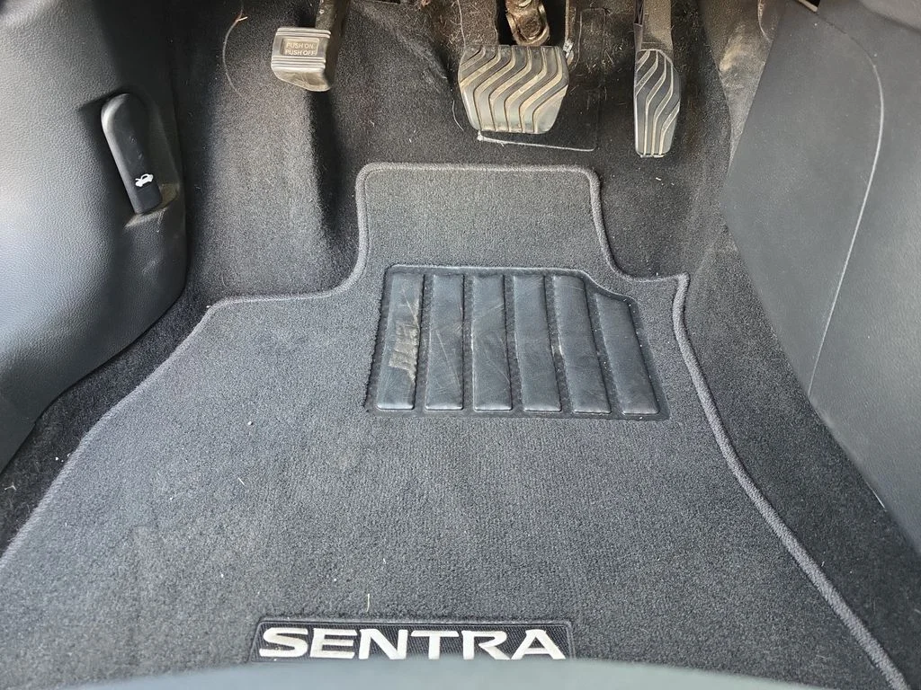 Used 2020 Scarlet Ember Tintcoat Nissan SV image 18