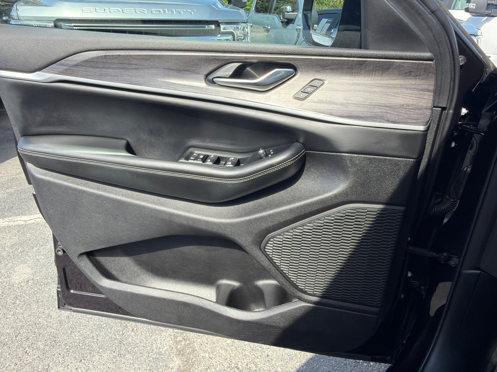 Used 2023  Jeep Limited image 23