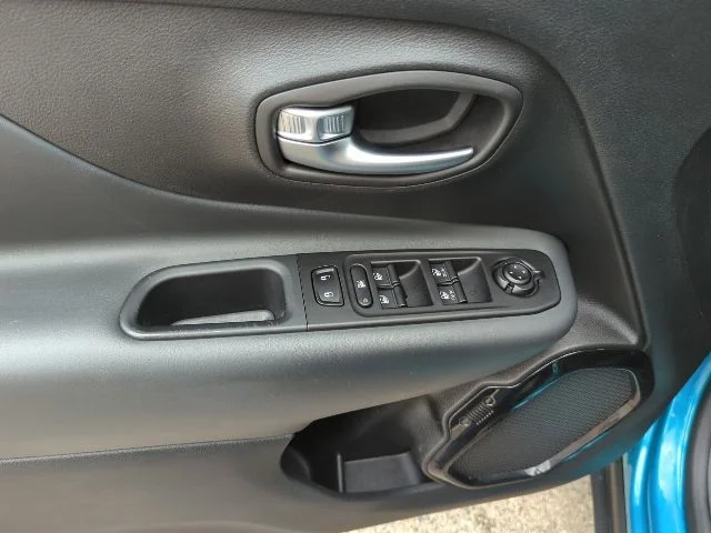 Used 2022 Teal Jeep Altitude image 18