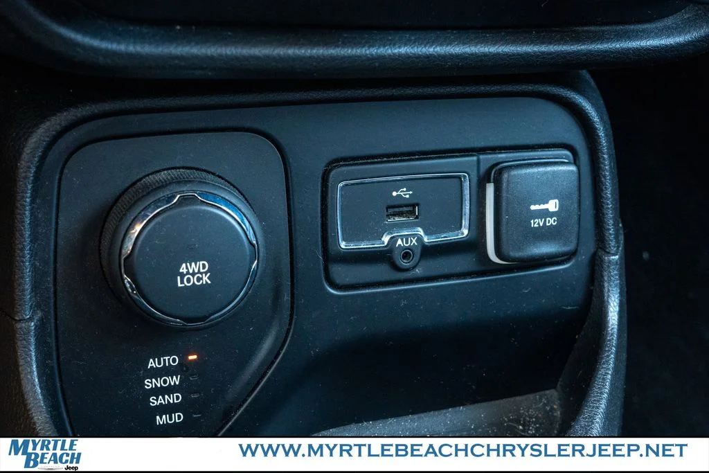 Used 2016 Granite Crystal Metallic Clearcoat Jeep Latitude image 23