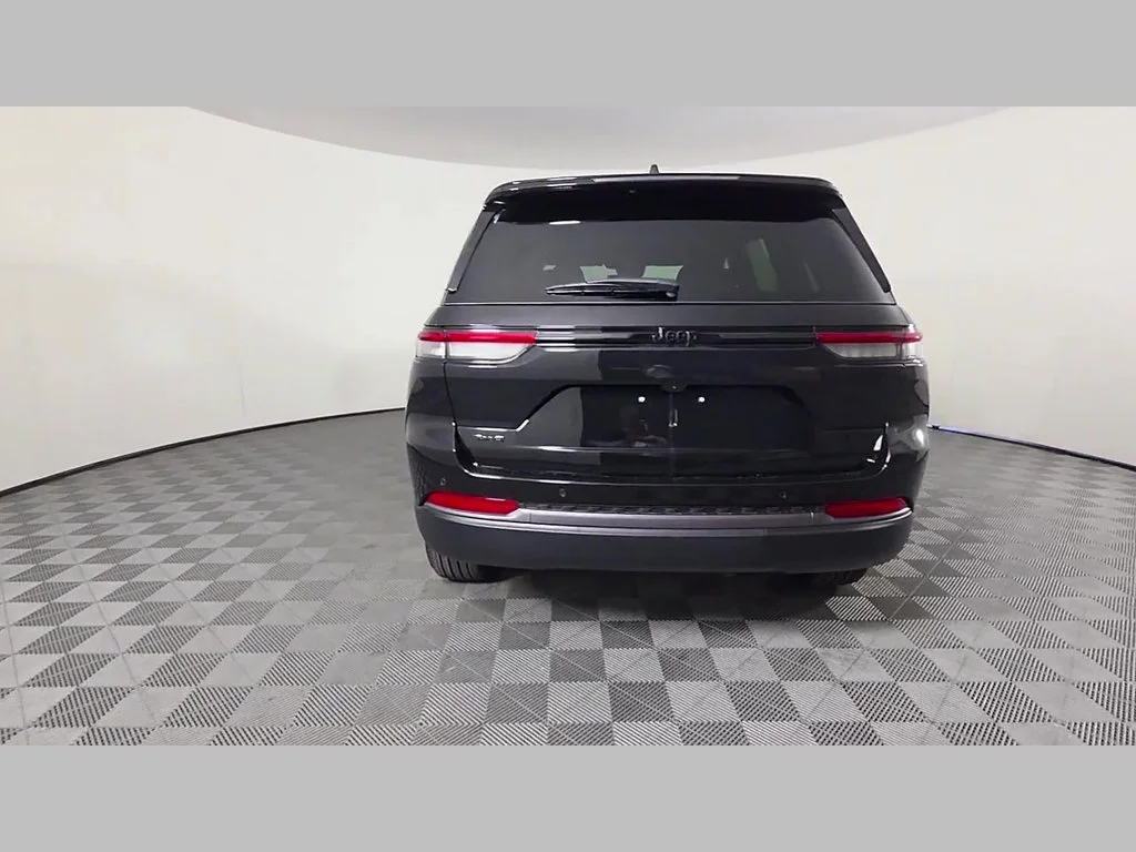 New 2026 Diamond Black Crystal Pearl-Coat Exterior Paint Jeep Laredo Altitude image 28