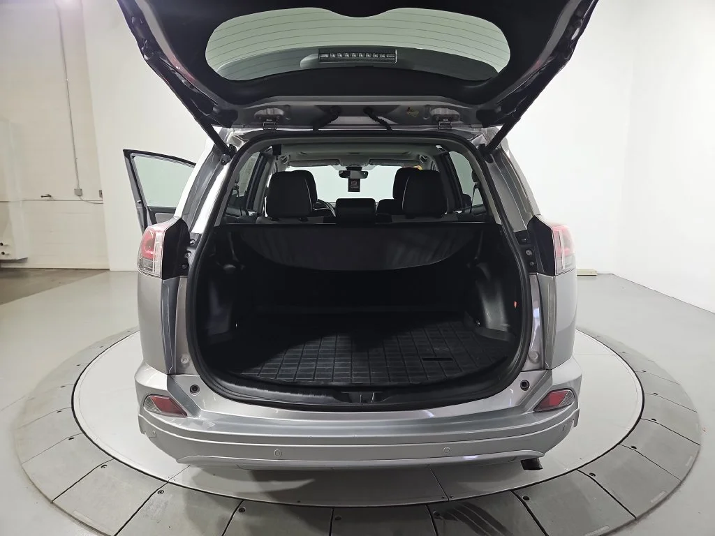 Used 2017 Silver Toyota Platinum image 23