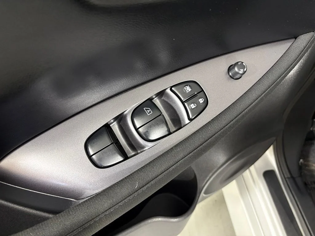Used 2025 Silver Nissan S image 15