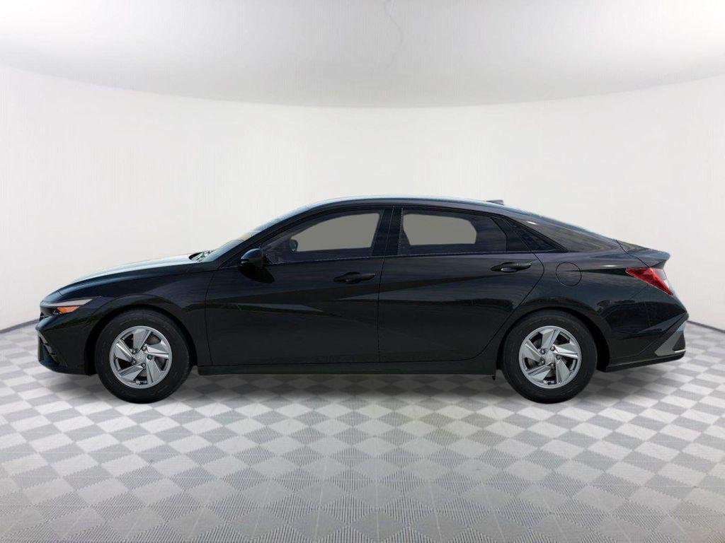 New 2026 Black Hyundai SE image 3