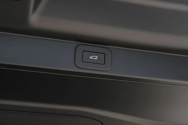 New 2026 Fuji White Land Rover SE image 68