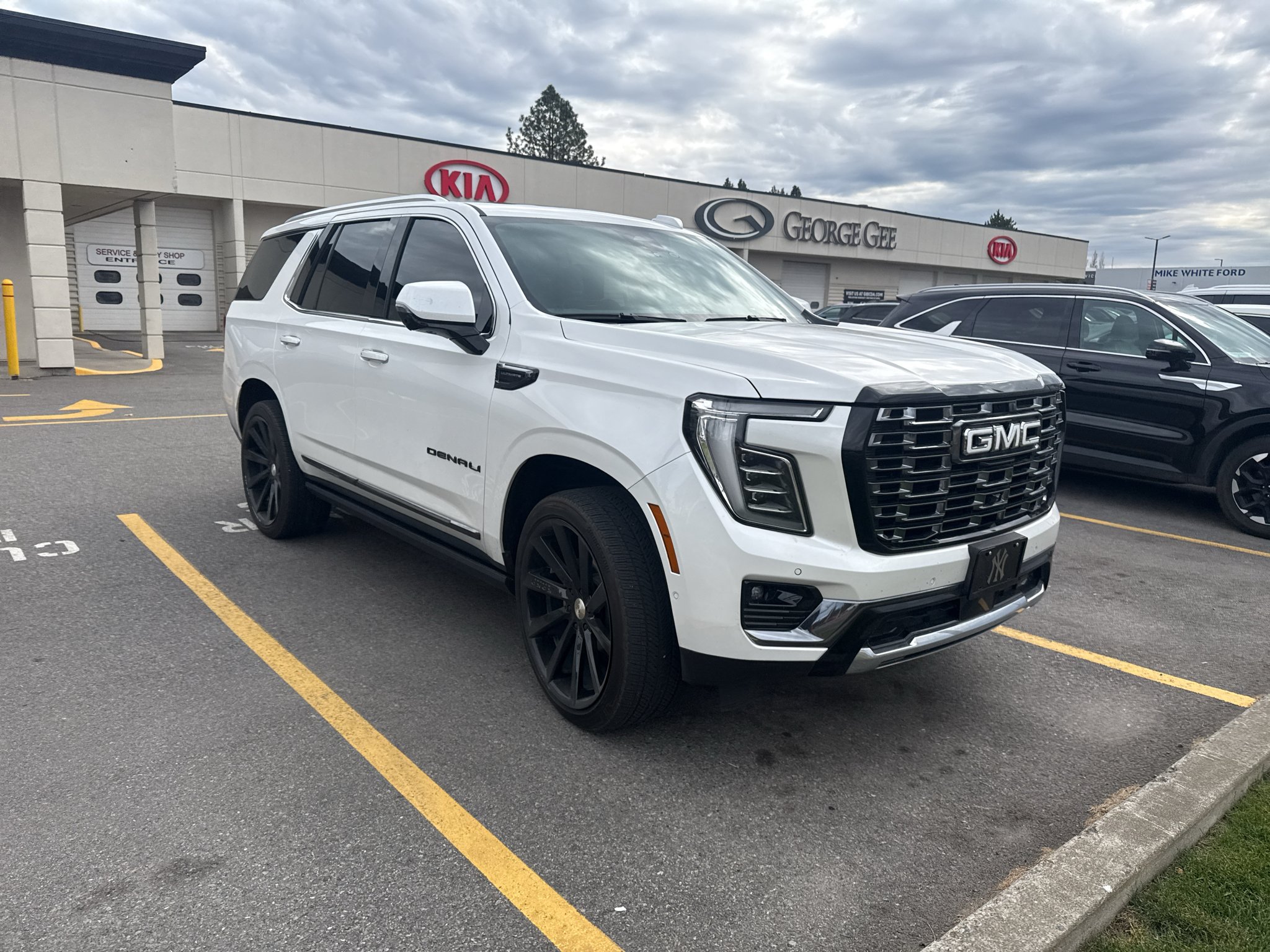 Used 2025 White Frost Tricoat GMC Denali Ultimate image 2