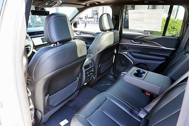 New 2026 Bright White Clear-Coat Exterior Paint Jeep Limited image 23