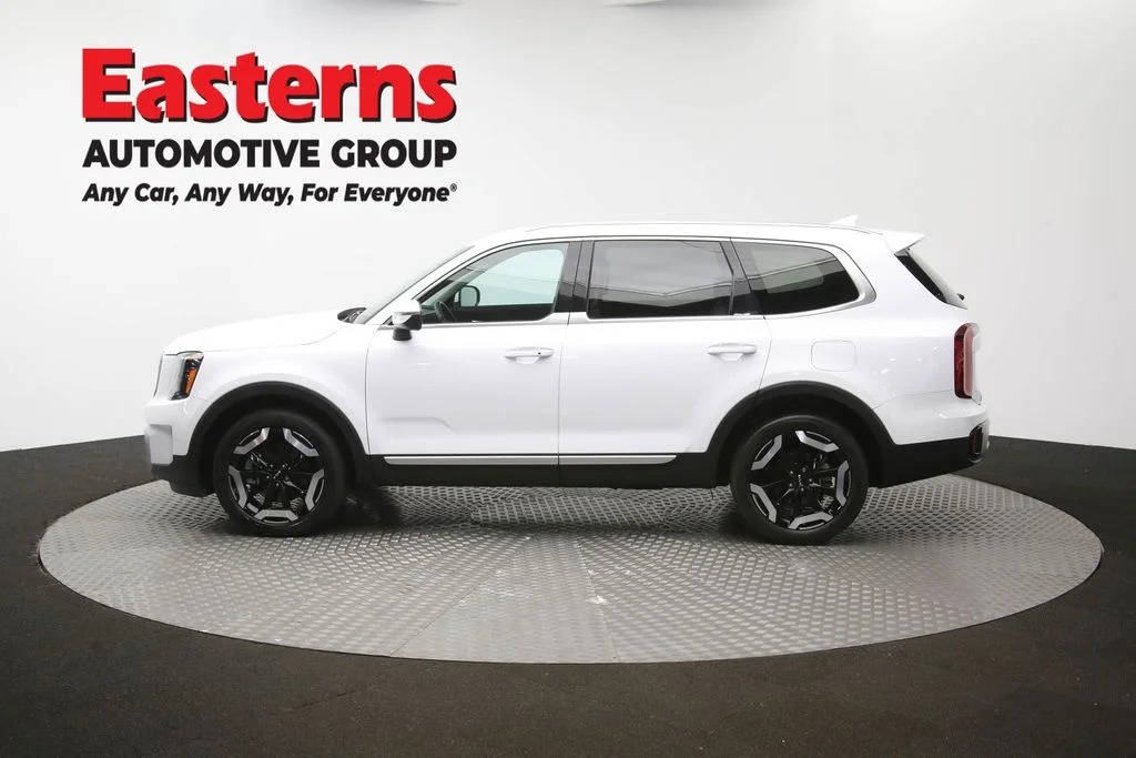 Used 2023 White Kia S image 62