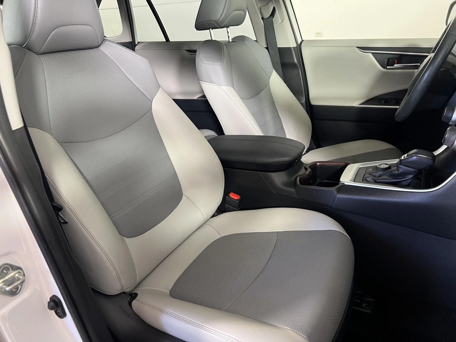 Used 2024 Wind Chill Pearl Toyota Limited image 27