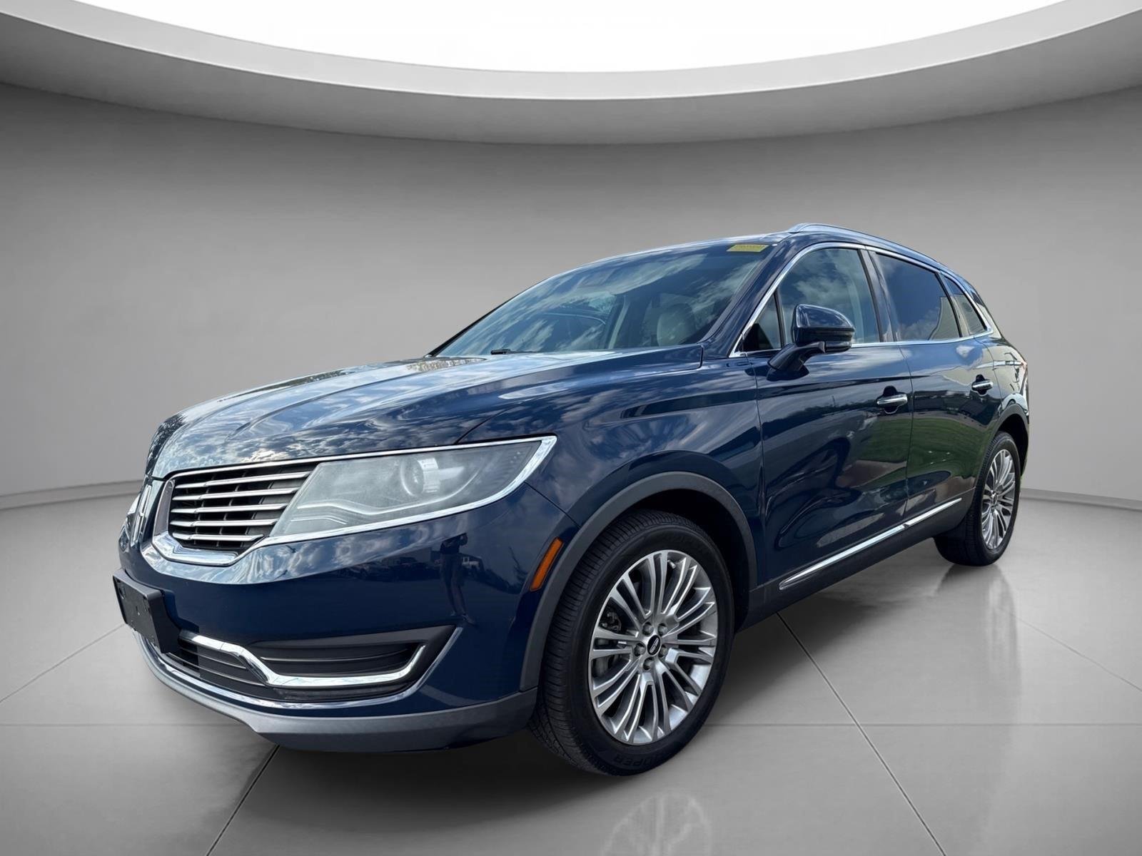 Used 2018 Blue Diamond Metallic Lincoln Reserve image 2