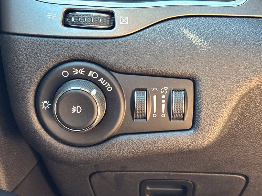 Used 2019 Black Jeep Latitude Plus image 19