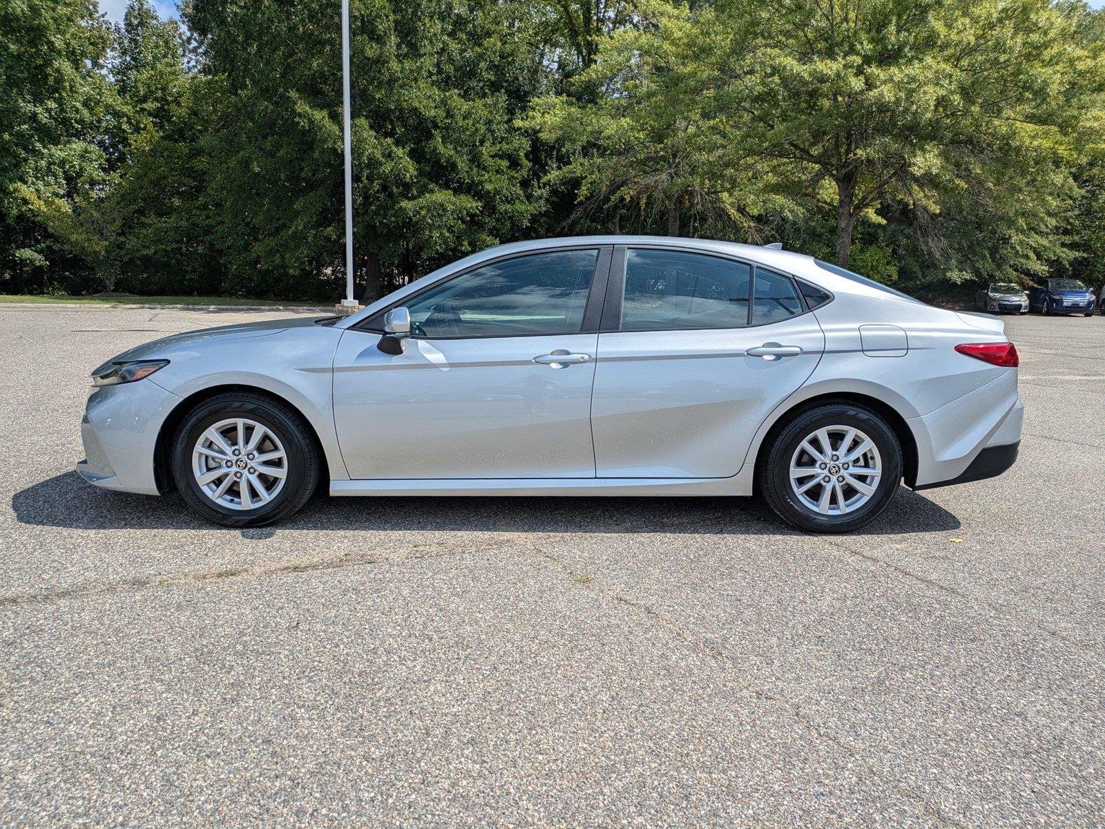 Used 2025  Toyota SE image 7