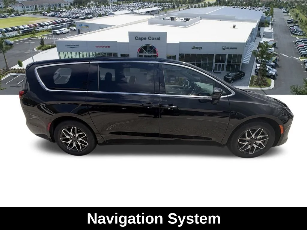 New 2027 Diamond Black Crystal Pearl-Coat Exterior Paint Chrysler Limited image 29