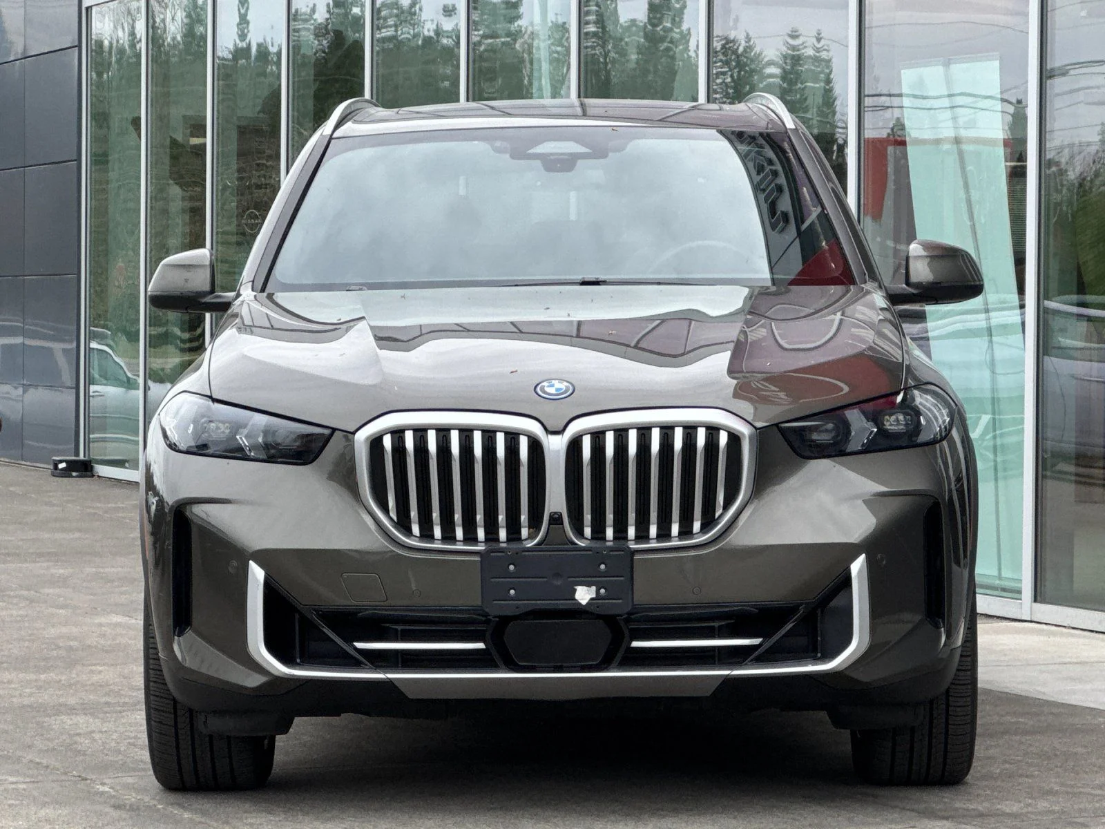 Used 2024 Manhattan Green Metallic BMW xDrive50e image 8