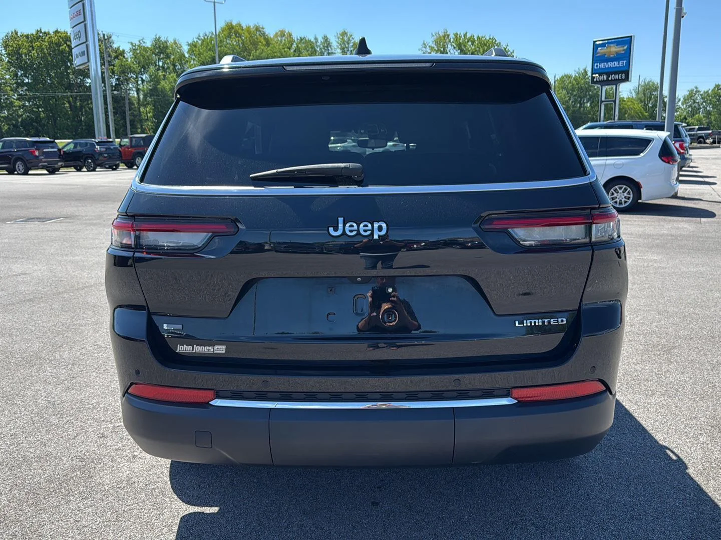 Used 2023 Diamond Black Crystal Pearlcoat Jeep Limited image 15