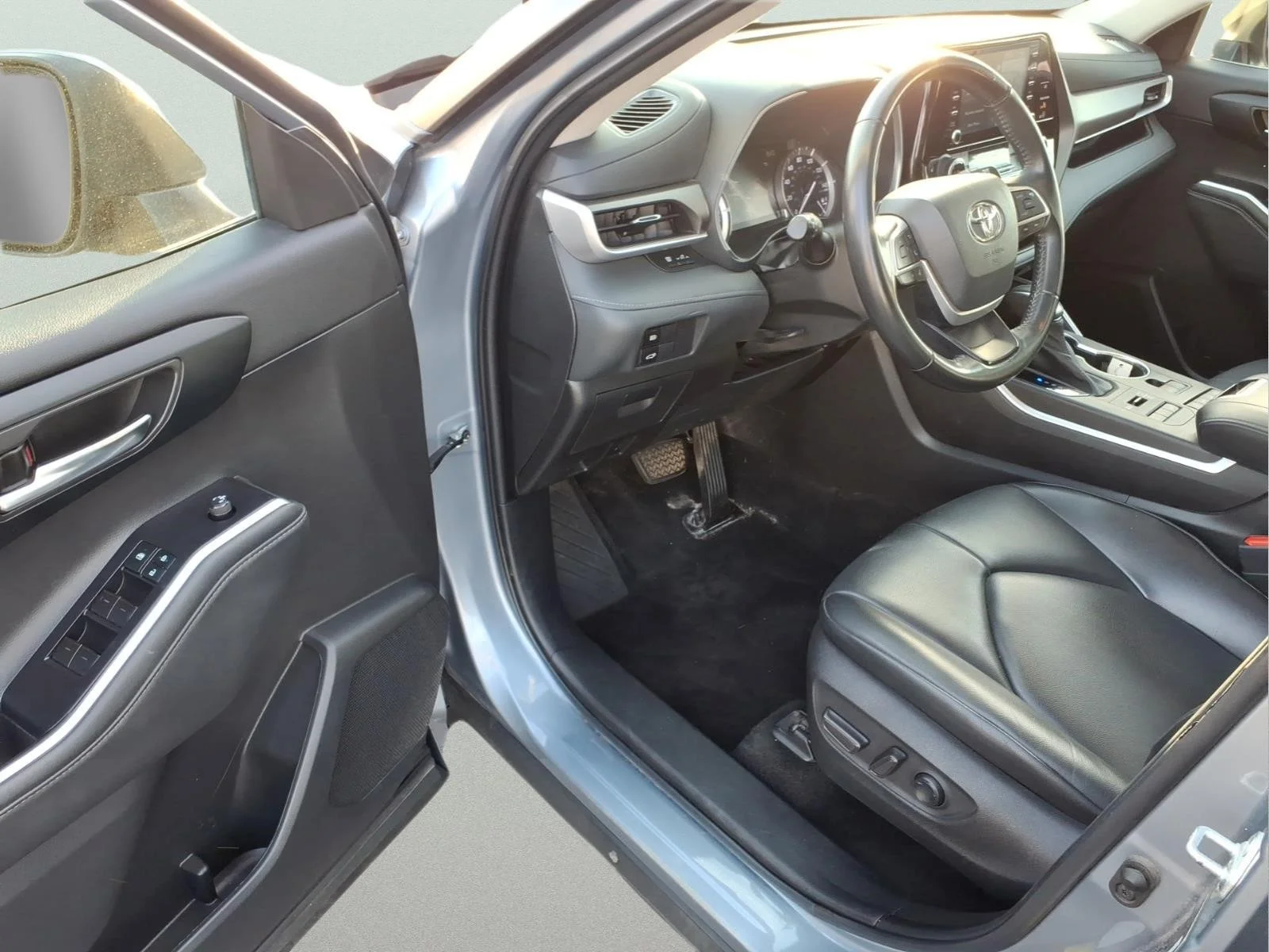 Certified Used 2022  Toyota XLE image 10