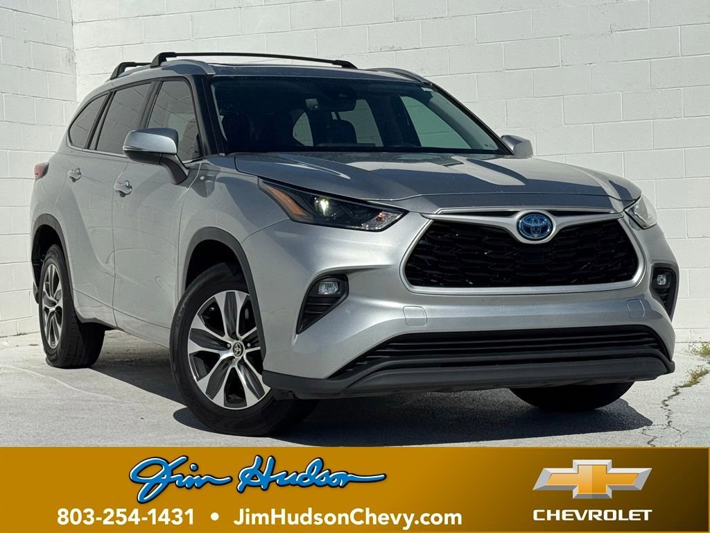 Celestial Silver 2023 Toyota Highlander Hybrid XLE FWD SUV / Crossover Front-Wheel Drive