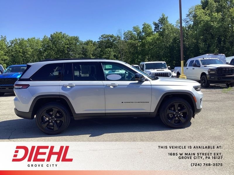 Used 2023 Silver Jeep Altitude X image 8