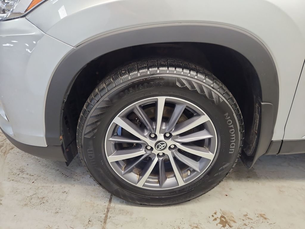 Used 2019 Silver Toyota XLE image 10