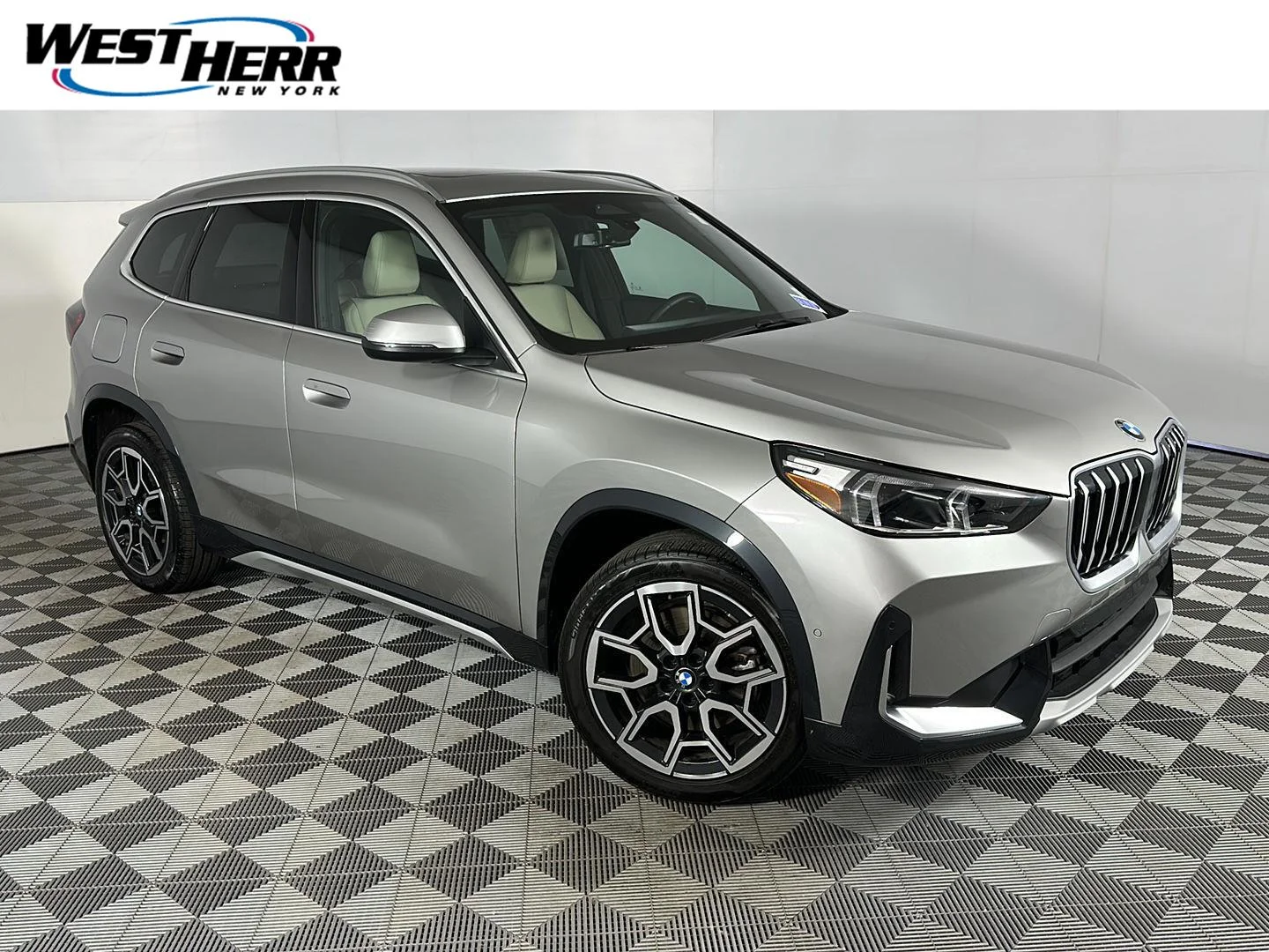 Used 2025 Space Silver Metallic BMW xDrive28i image 1