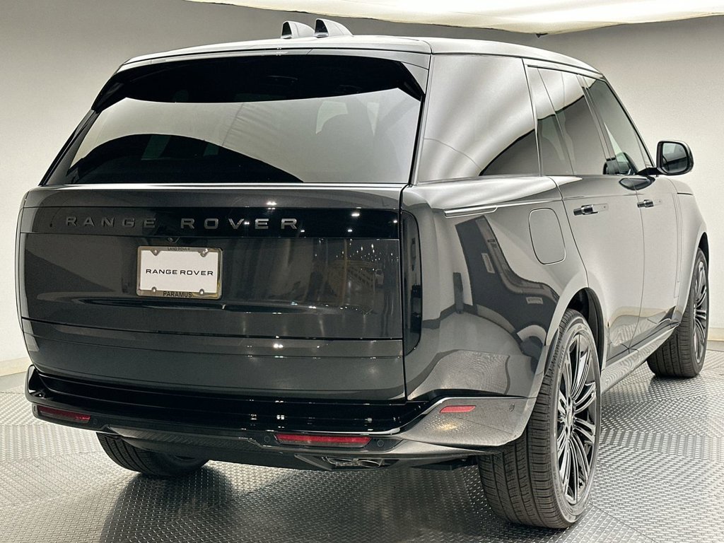 New 2027 Carpathian Grey Land Rover SE image 3