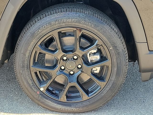 New 2026 Diamond Black Crystal Pearlcoat Jeep Latitude image 7