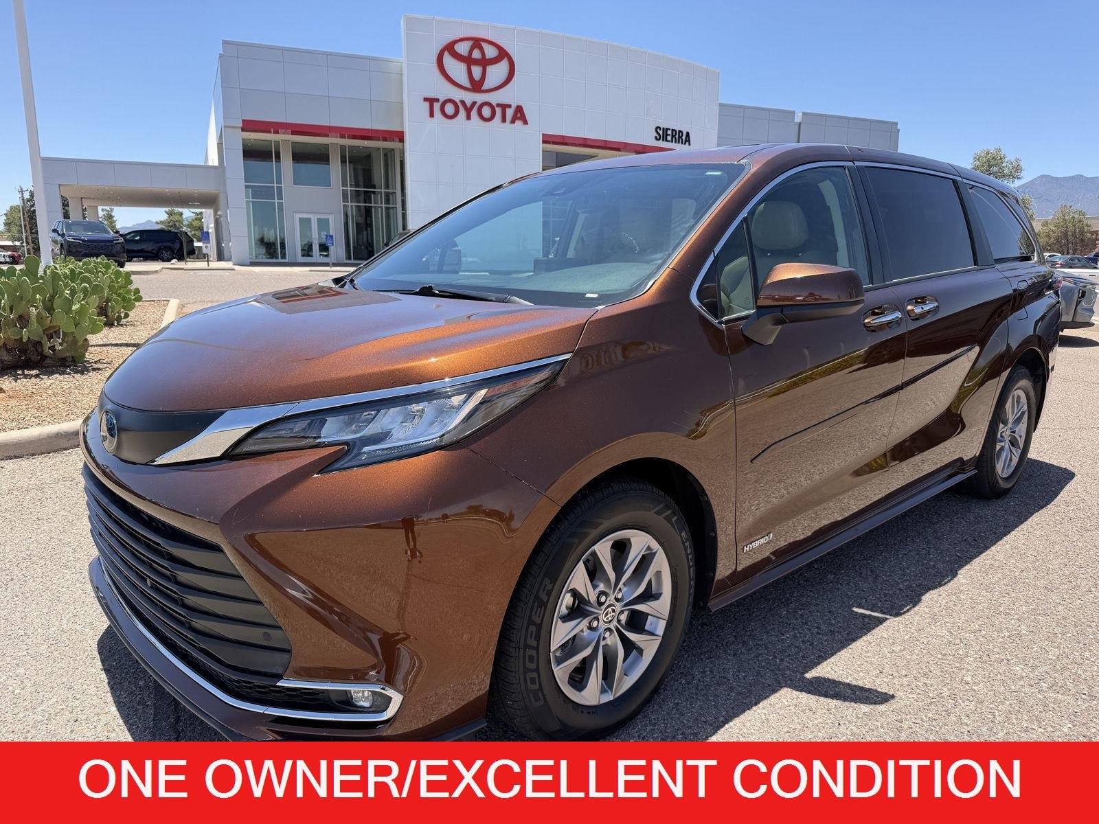 2021 Toyota Sienna XLE 8-Passenger Hybrid FWD's photo