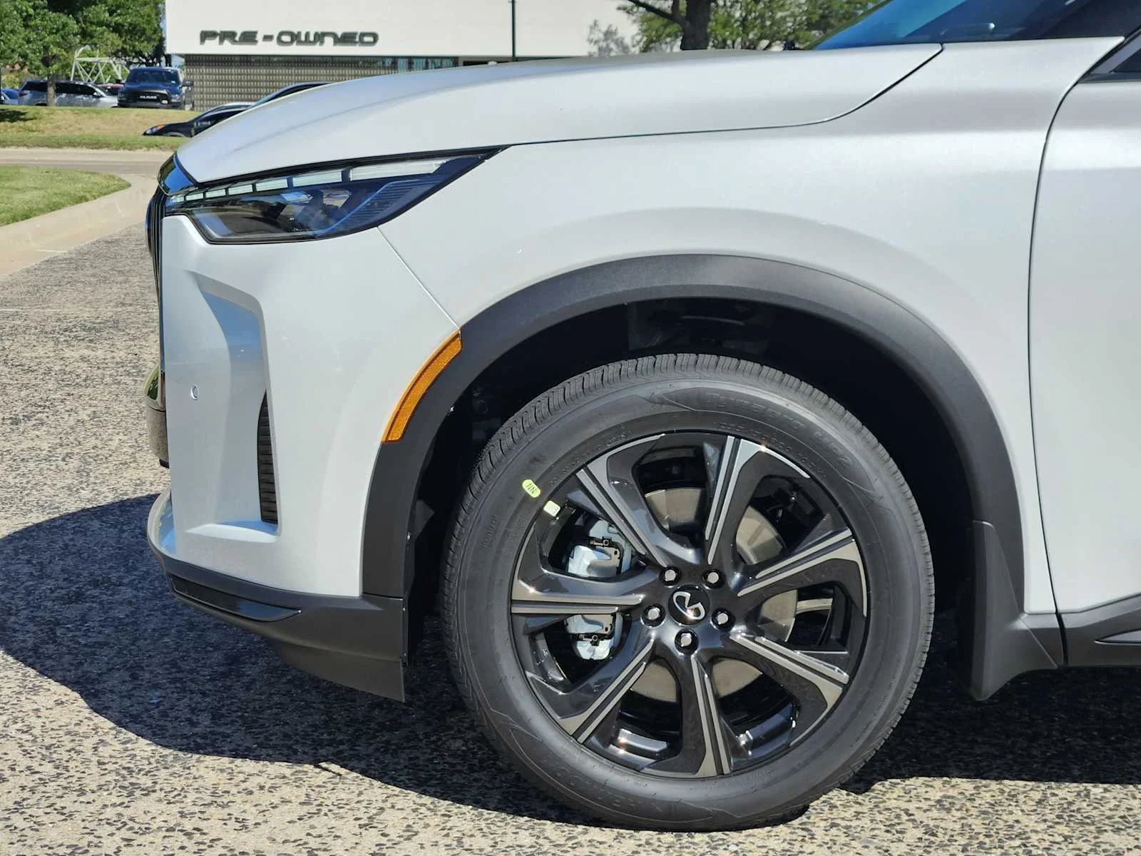 New 2027 2T RAD WHT INFINITI Autograph AWD image 5