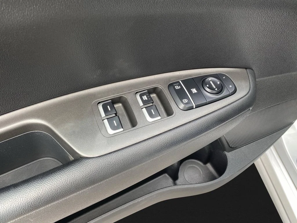 Used 2017 Sparkling Silver Kia LX image 18