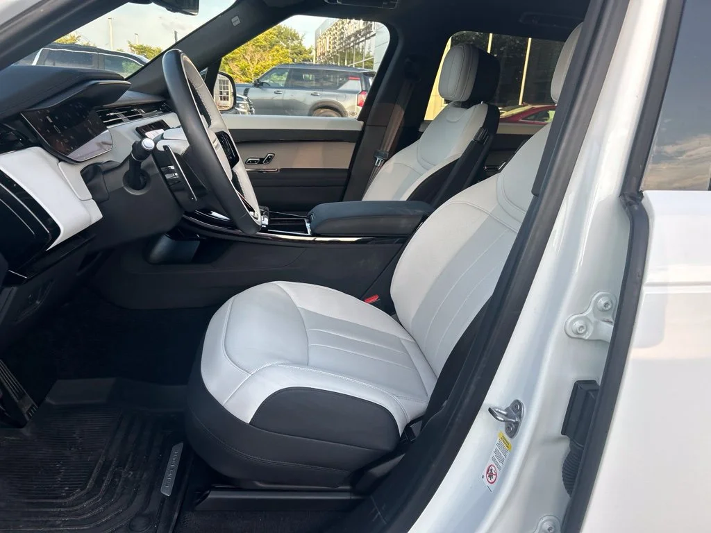 Used 2023 White Land Rover SE Dynamic image 16