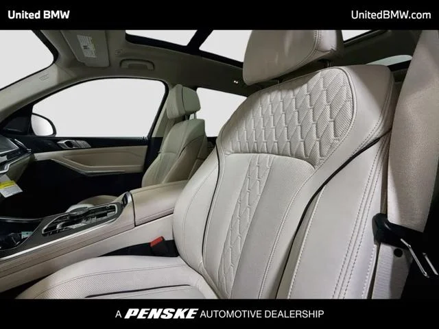 New 2027 Mineral White Metallic BMW X7 image 5