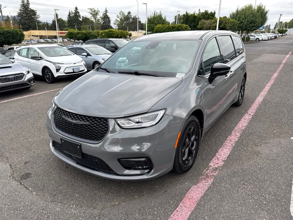 Used 2023 Ceramic Gray Clearcoat Chrysler Limited image 3