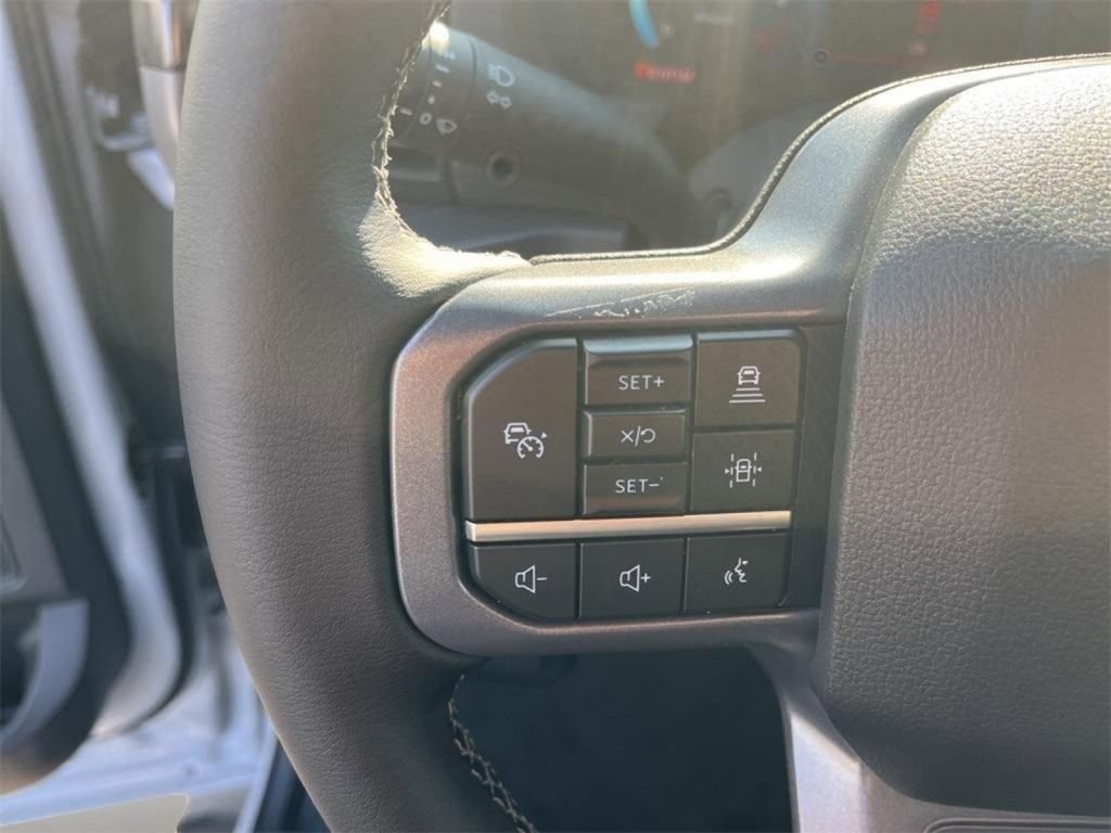 New 2025 Space White Metallic Ford XLT image 15