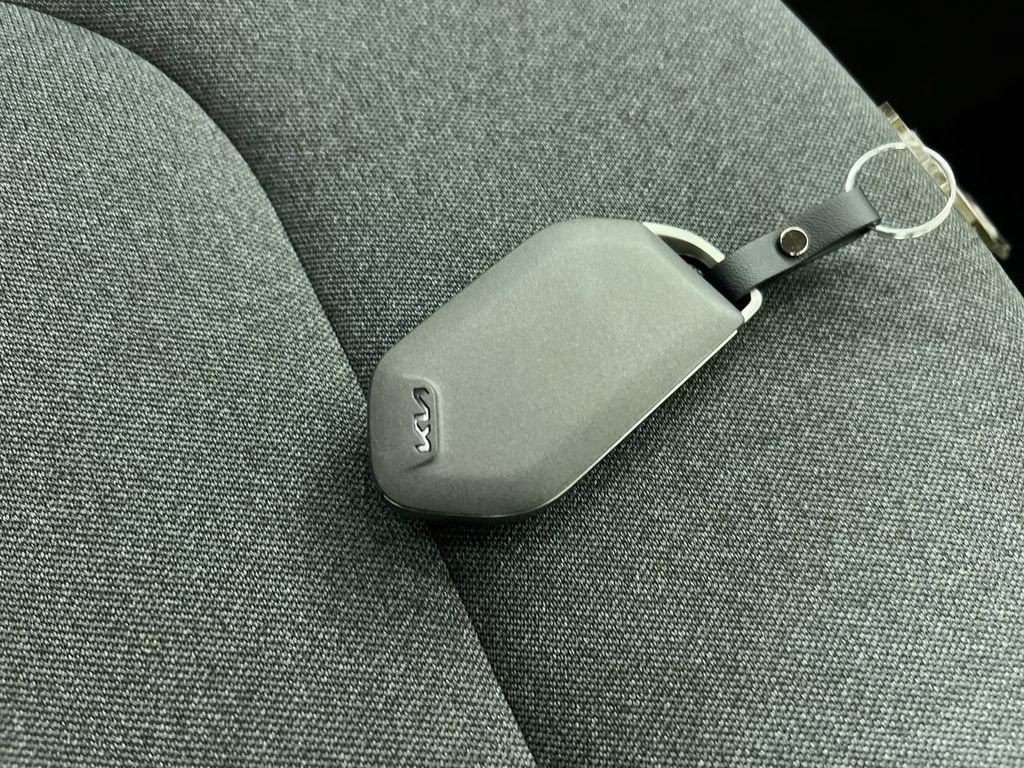 New 2026 Snow White Pearl Kia LXS image 34