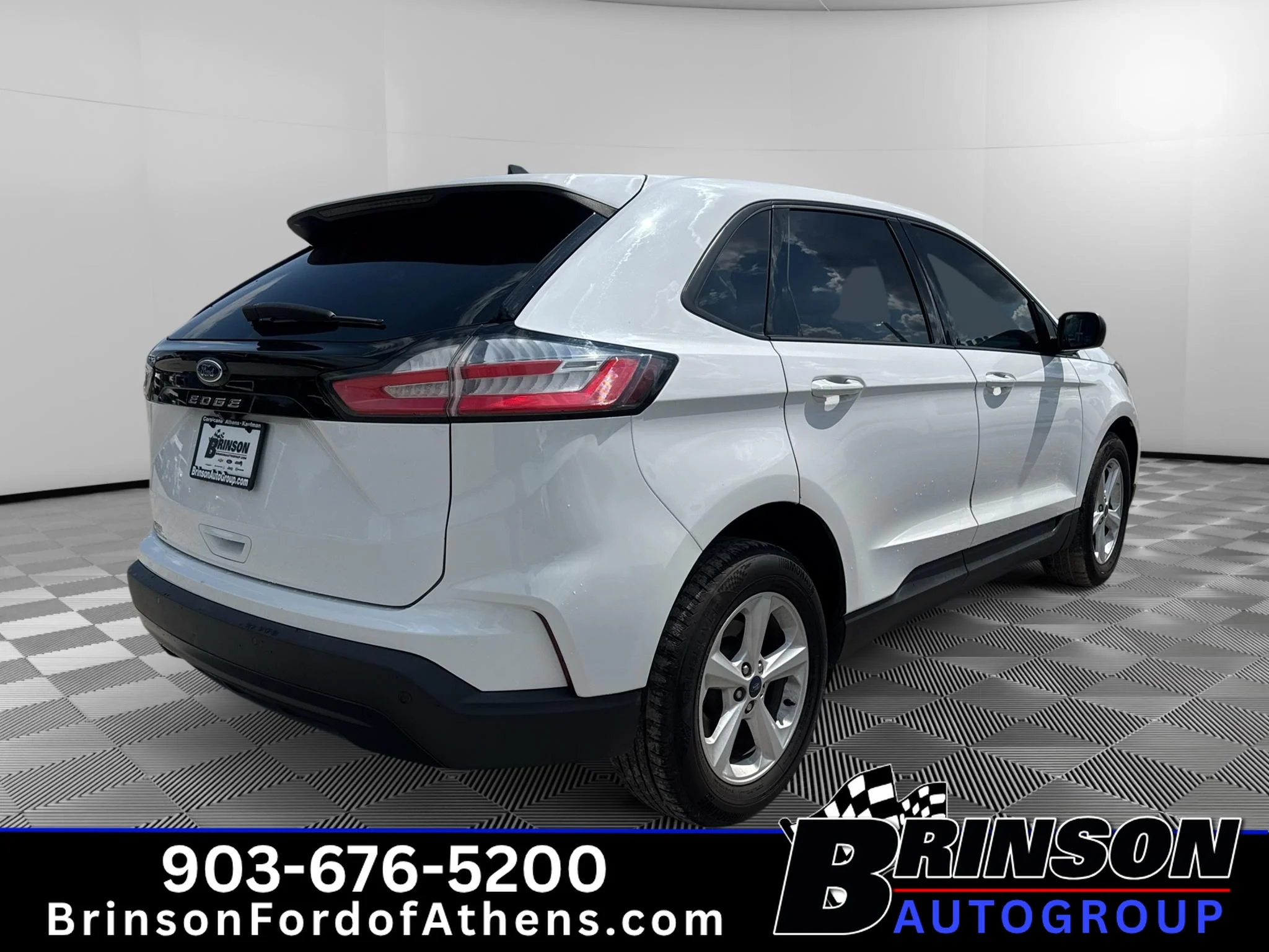 Certified Used 2021 Oxford White Ford SE image 5