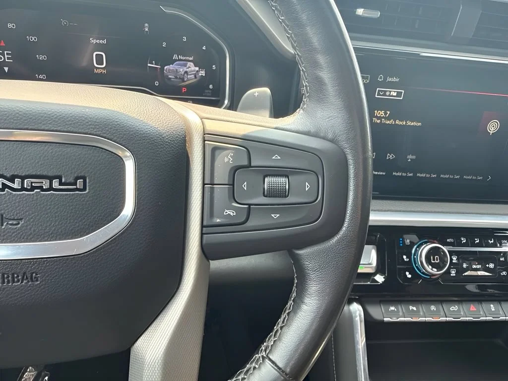 Used 2022 White Frost Tricoat GMC Denali image 18