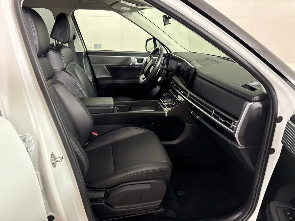 Used 2024 White Hyundai SEL image 16