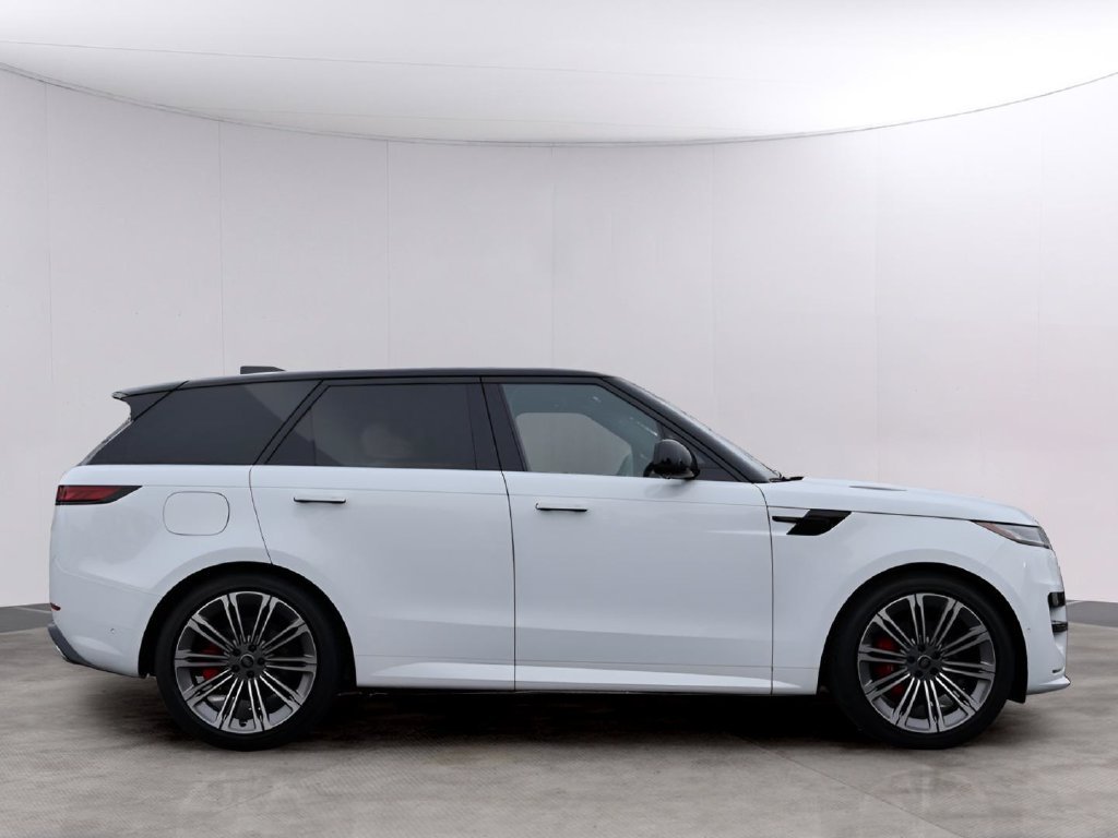 Certified Used 2025 Fuji White Land Rover Dynamic SE image 4