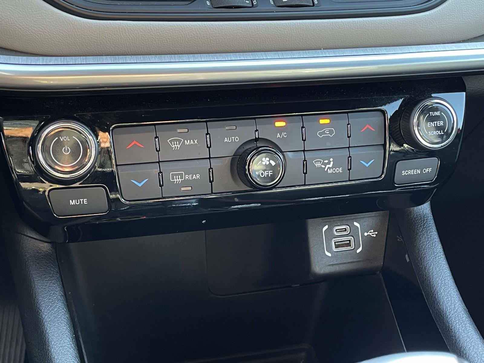 Used 2025 Red Hot Pearlcoat Jeep Limited image 19