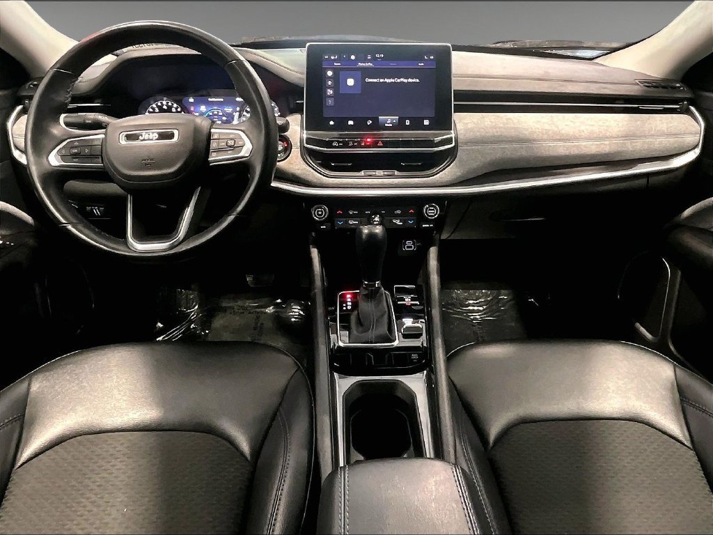 Used 2022 Silver Jeep Latitude image 15