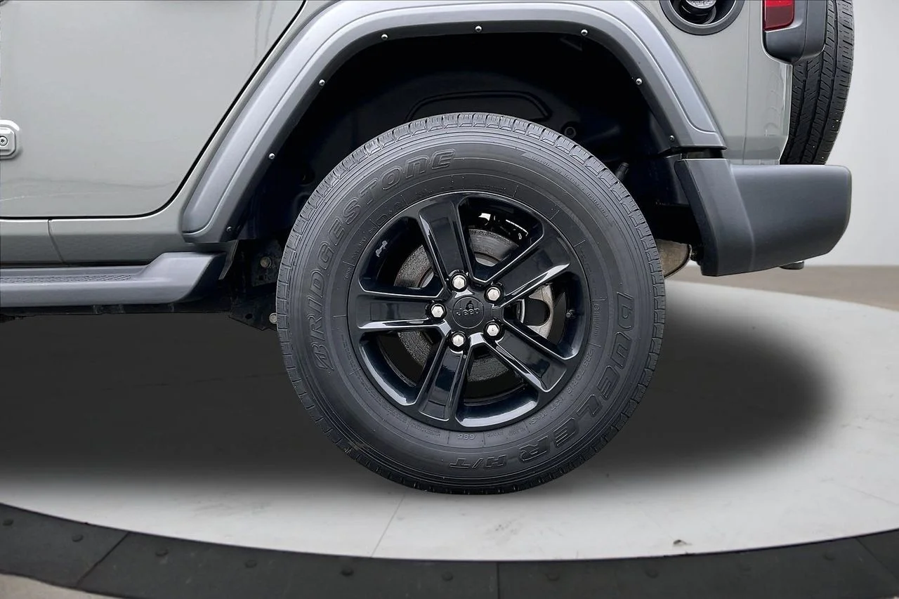 Used 2022 Gray Jeep Sport Altitude image 35