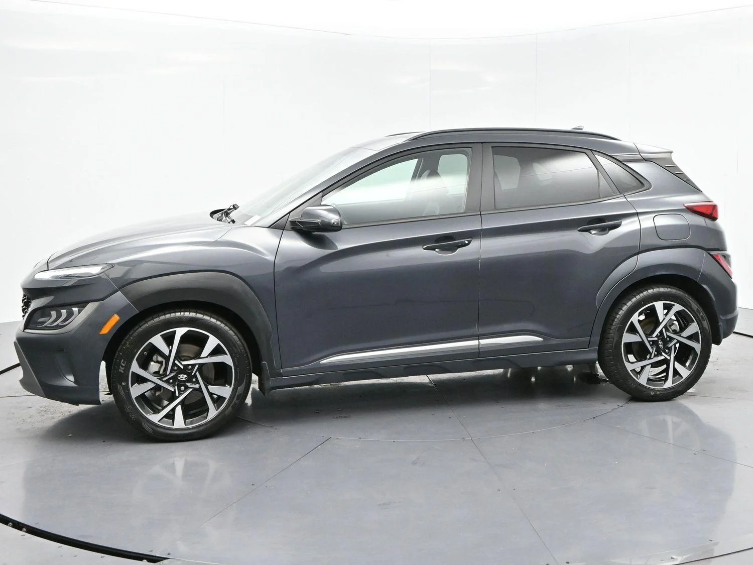 Used 2022 Thunder Gray Hyundai Limited image 4