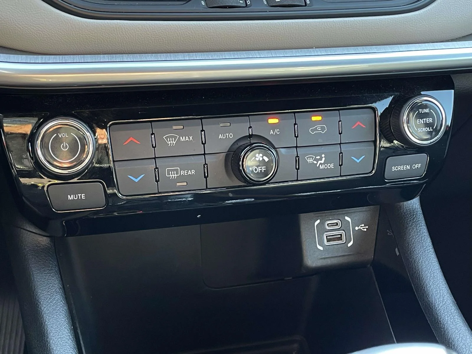 Used 2025 Red Hot Pearlcoat Jeep Limited image 19