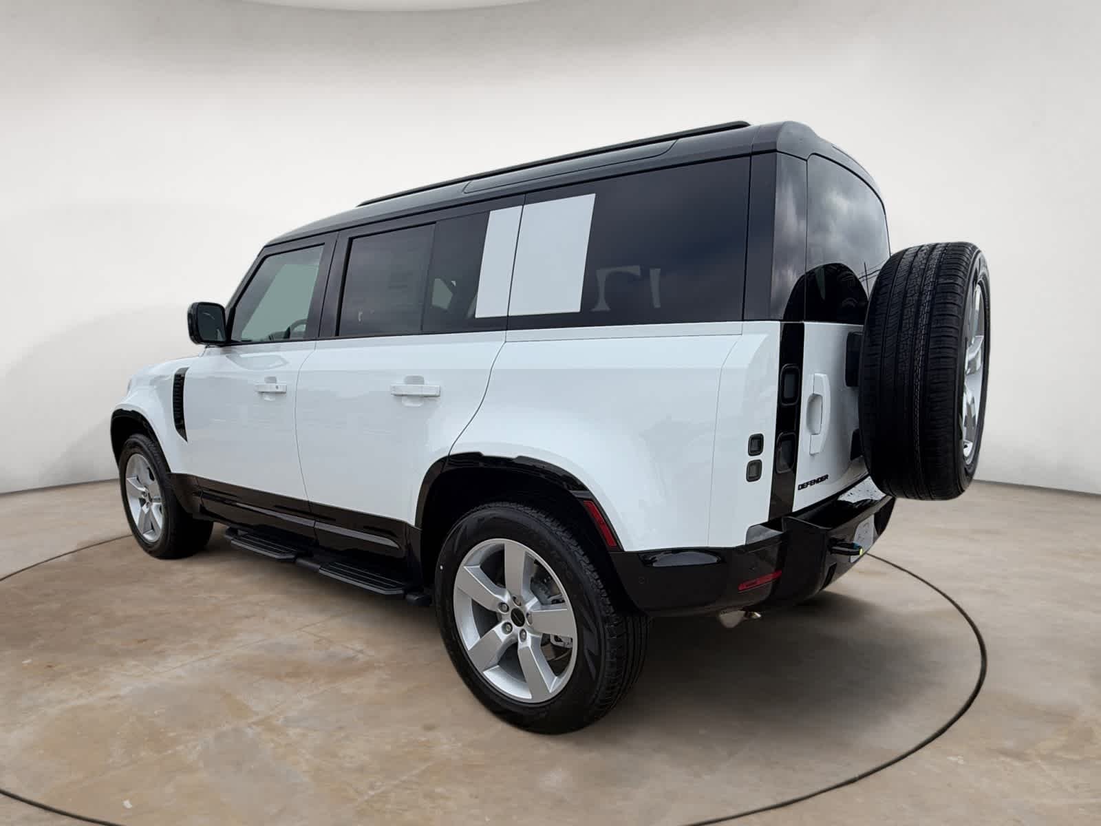 New 2026 Fuji White Land Rover X-Dynamic SE image 3