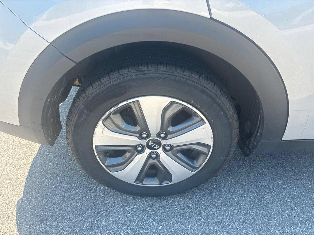 Used 2020 Silky Silver Kia LX image 24