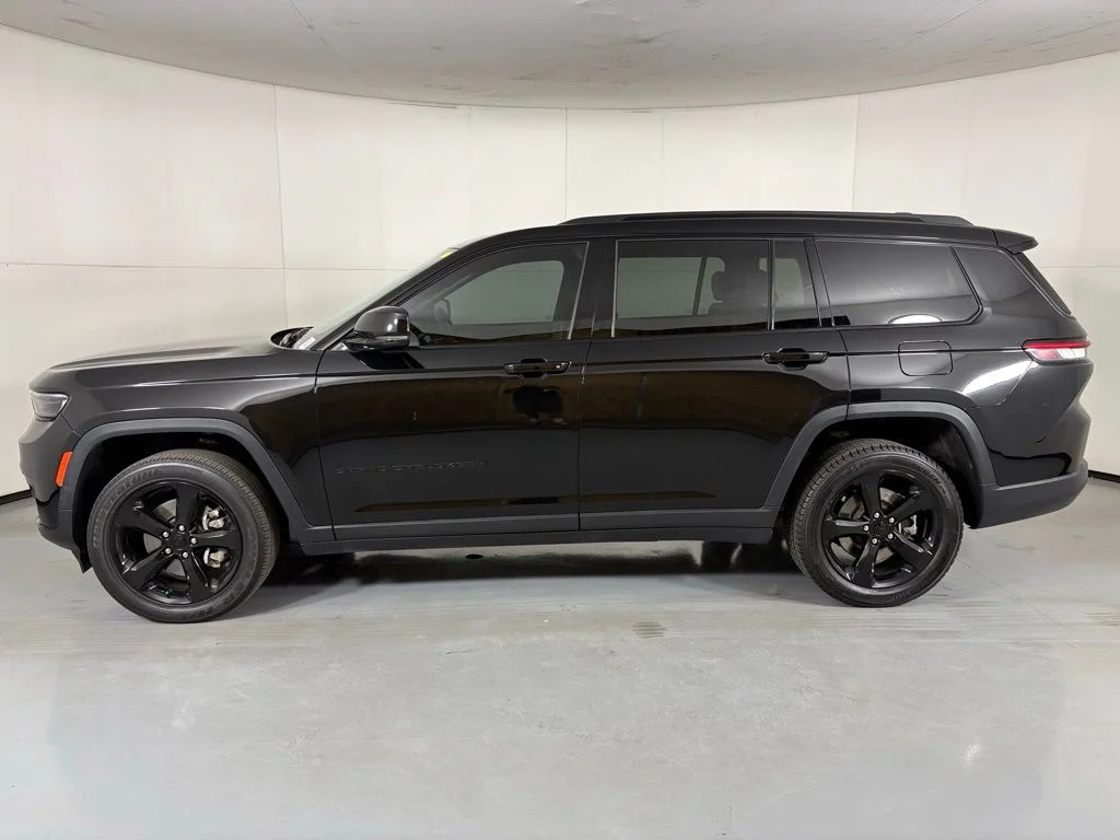 Used 2023 Black Jeep Altitude image 5
