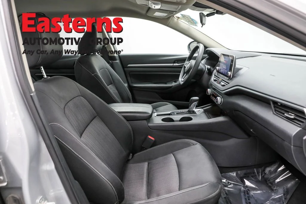 Used 2022 Silver Nissan 2.5 SV image 23